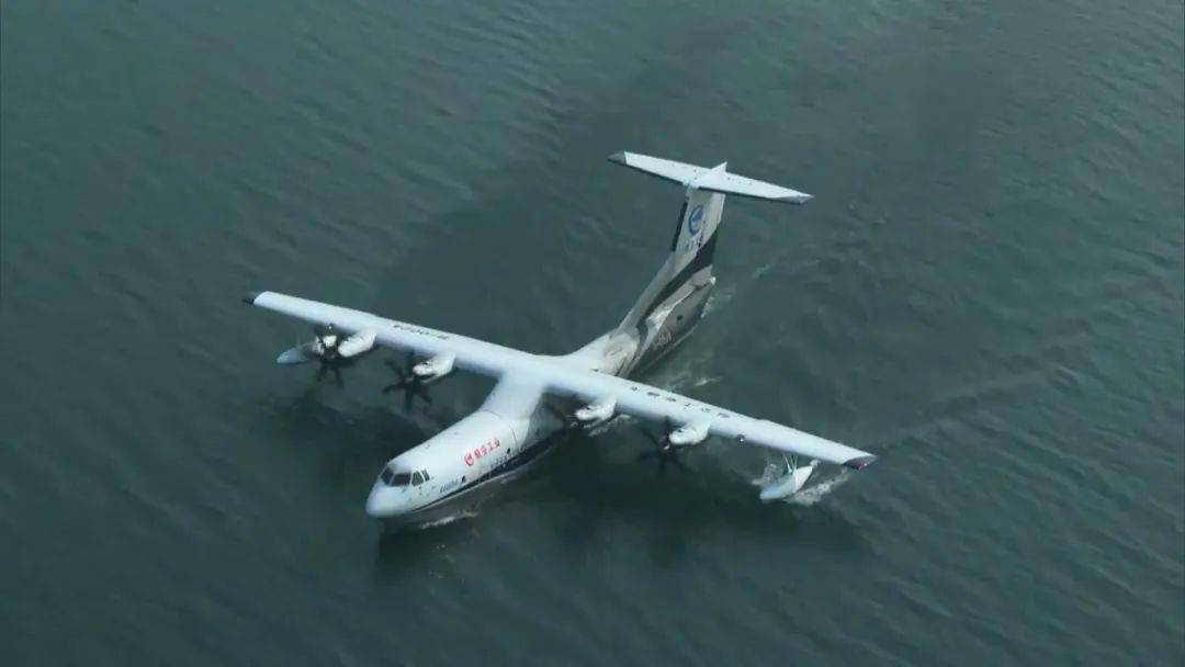 国产大型两栖飞机鲲龙ag600海上首飞成功
