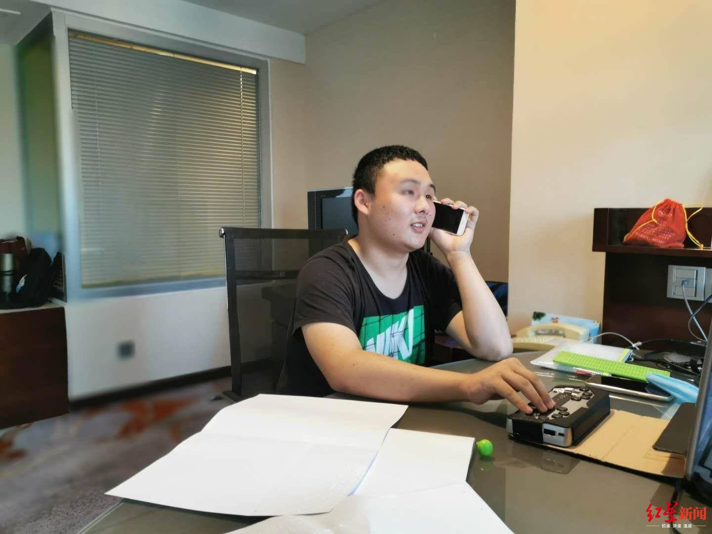 昂子喻|635分盲人考生成长路：高中期间父亲为他读了一米多厚试卷