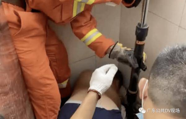 手臂|为了掏“金”，男子左手被卡厕所便池，趴在卫生间动弹不得