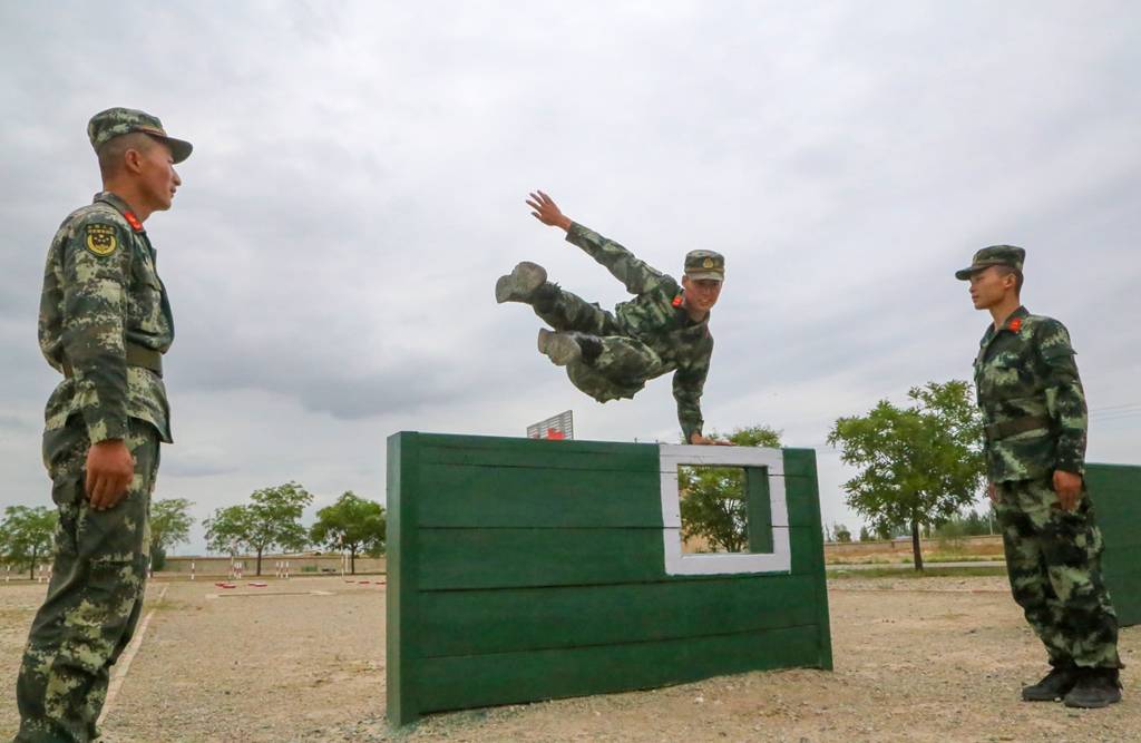 练兵备战进行时!直击武警官兵火热训练场