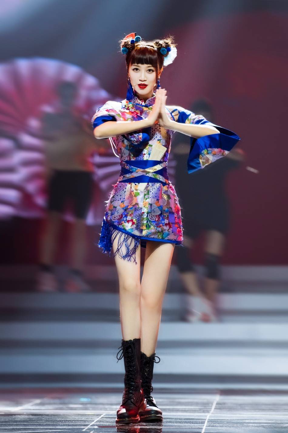 蓝色|蓝盈莹身着蓝色旗袍 哪吒头元气满满