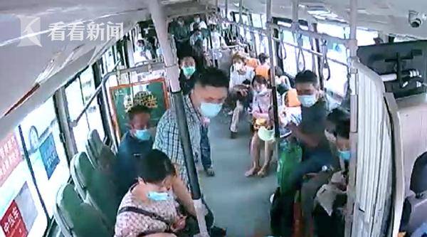 苏醒|大热天追赶公交跑太急 女乘客上车不到1分钟晕倒