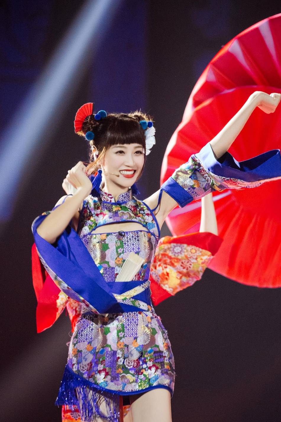 蓝色|蓝盈莹身着蓝色旗袍 哪吒头元气满满