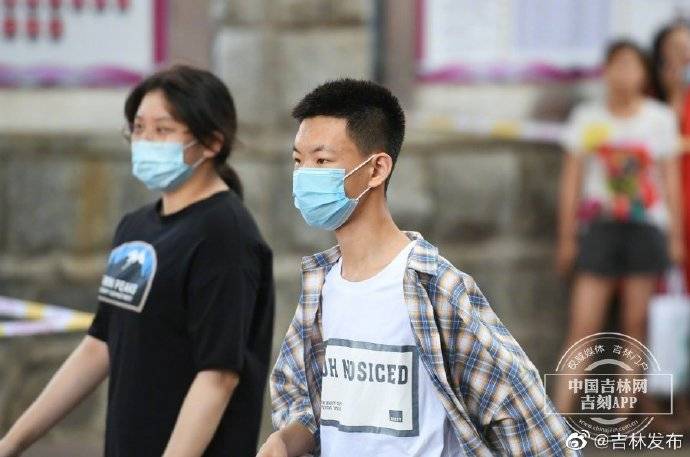 长春市|长春市中考开考 家长着旗袍助威 备鲜花相迎