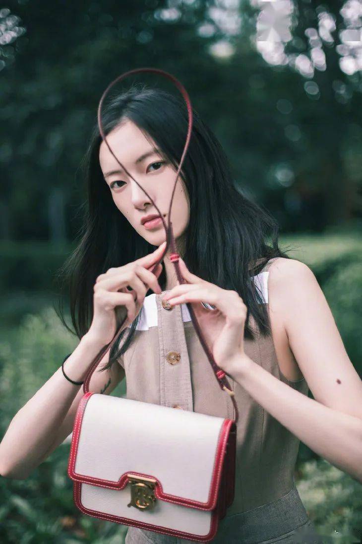 Rootote|王漫妮的通勤包一大摞，这随性帆布袋最靠谱