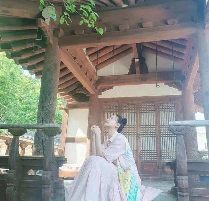 Rootote|王漫妮的通勤包一大摞，这随性帆布袋最靠谱