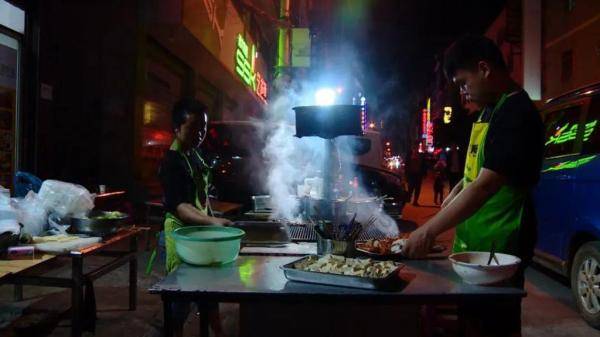 女子|神秘女子凌晨点了几千元烧烤，老板却给她转款16万元