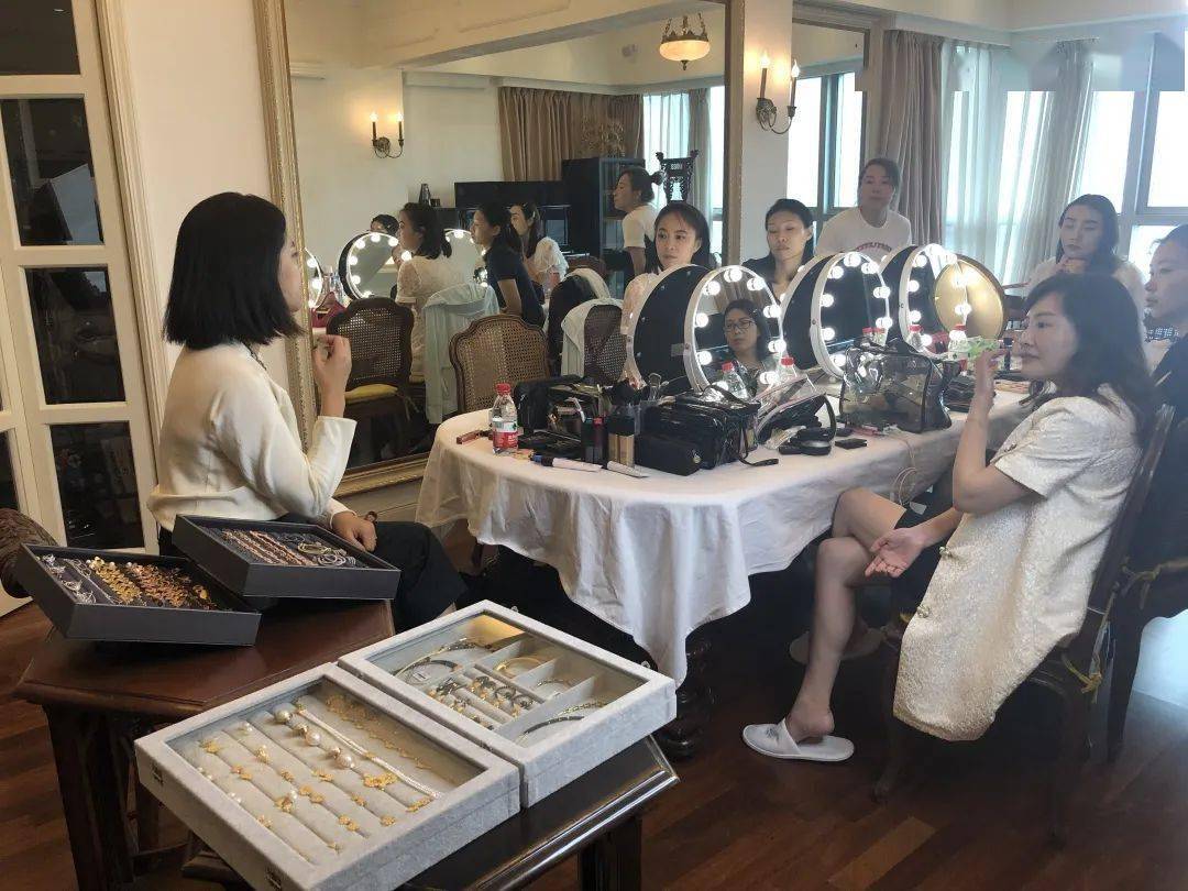 魔都|装妆样子 | 启动冷艳模式，「魔都A姐」横空出世！