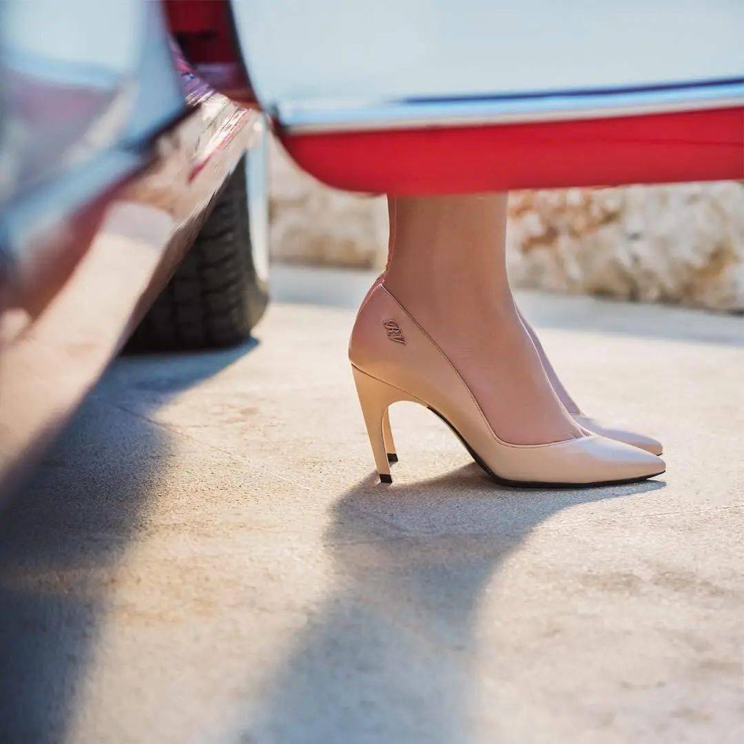 Roger|骨灰级经典Roger Vivier方扣鞋，又出了绝美新款！