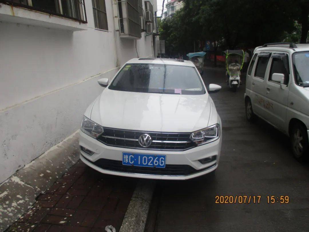 豫ce7r76违法地点:三岔路口违法车牌:豫ce0d15违法地点:永安街与嵩