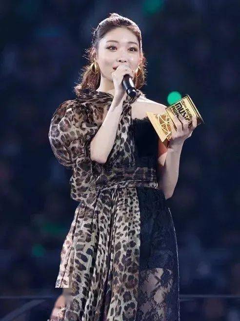 橘色|金请夏绝美回归！彩色眼影也能消肿又好看！