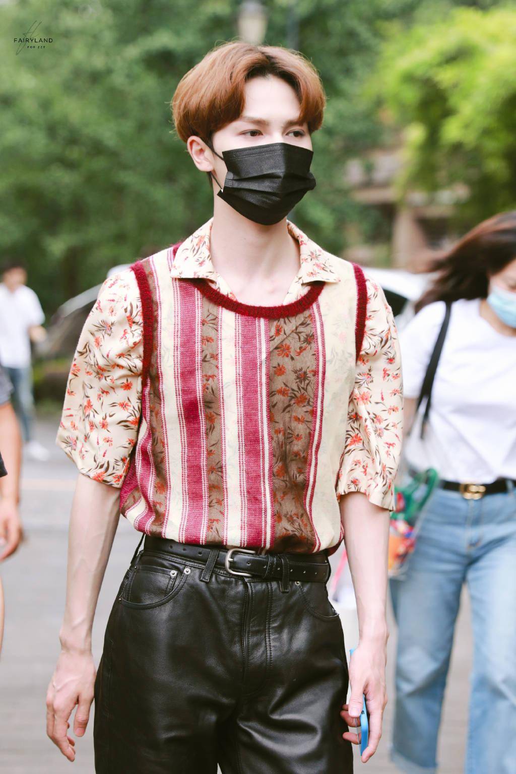 一半优雅一半狂野 朱正廷上班look混搭风演绎画报