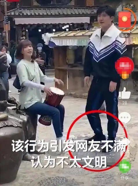 郭京飞|知名艺人古城内坐雕塑踩石碑，网友吵翻了！当地最新回应