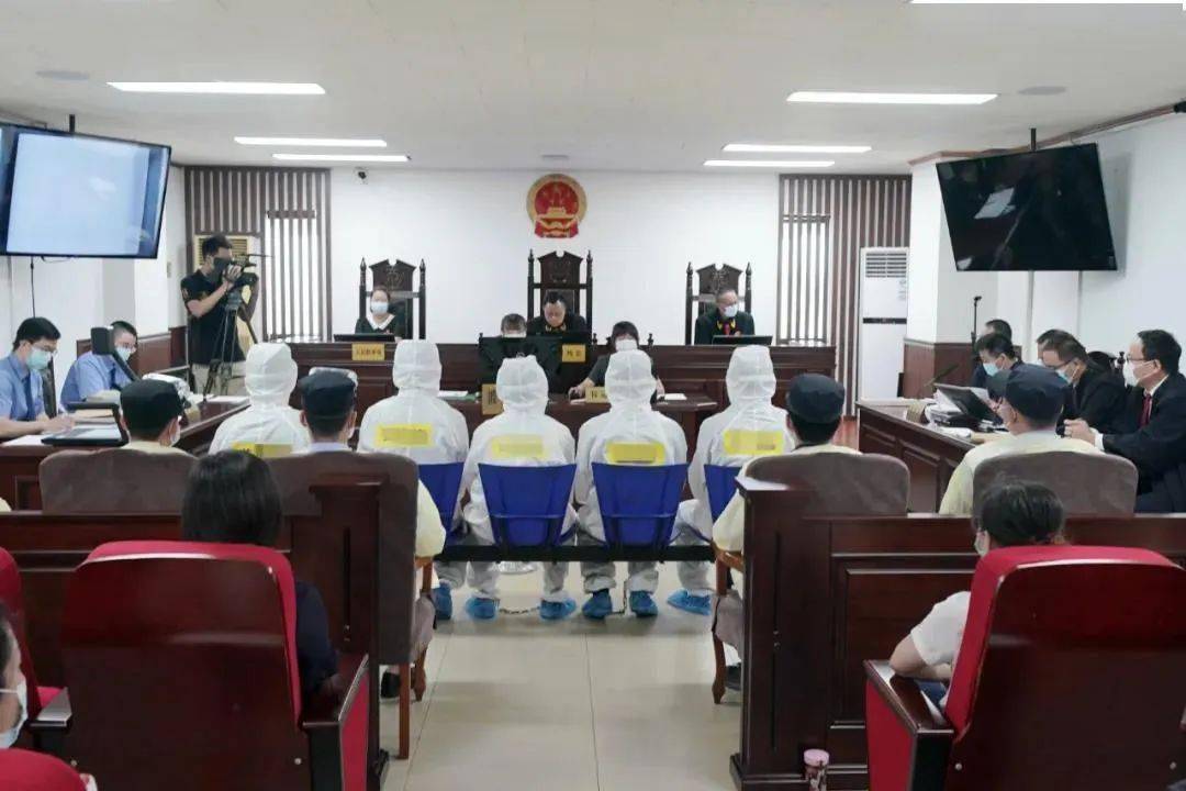 莲湖区|在西安城西客运站收“保护费”，公职人员充当“保护伞”，宣判！