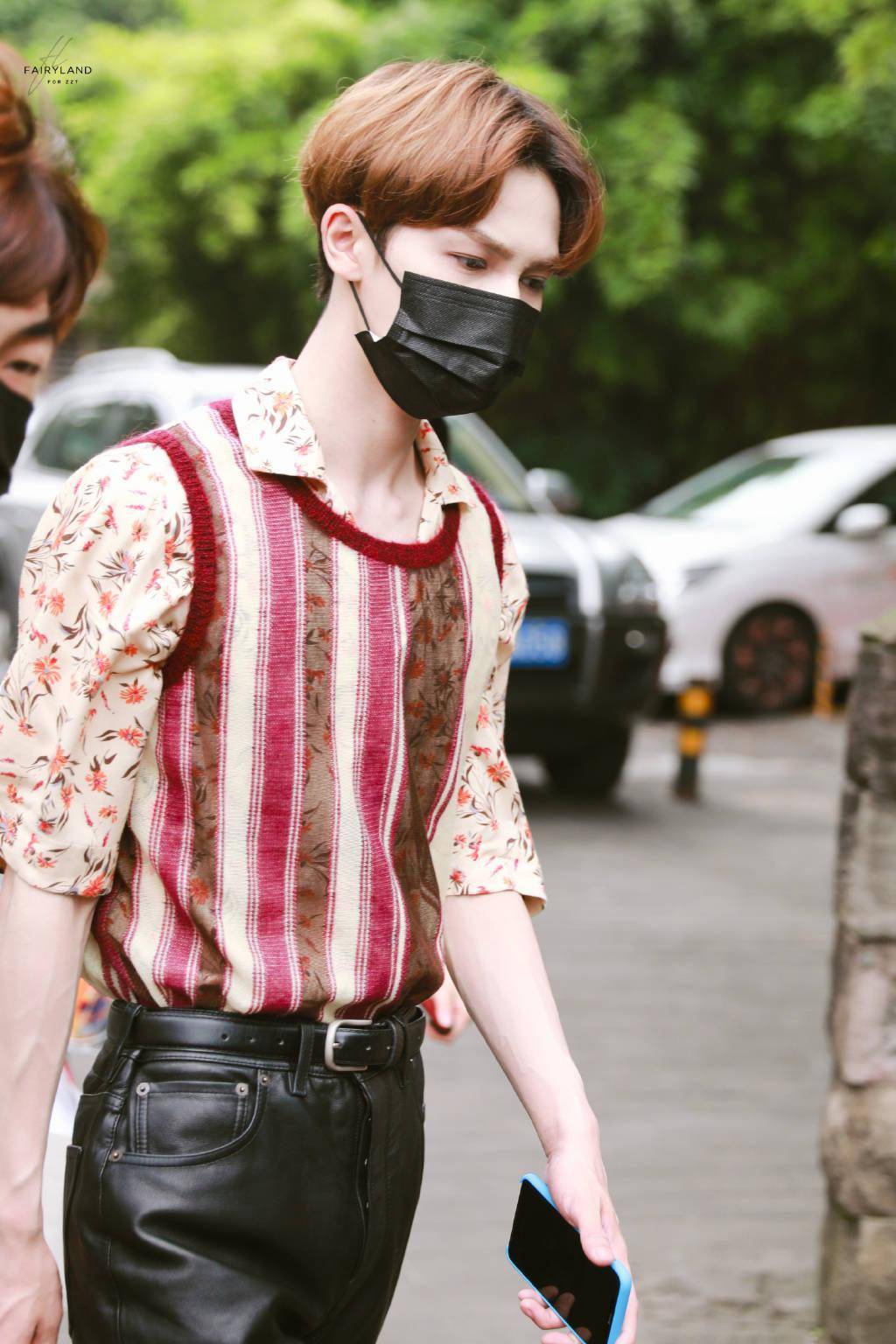 一半优雅一半狂野 朱正廷上班look混搭风演绎画报