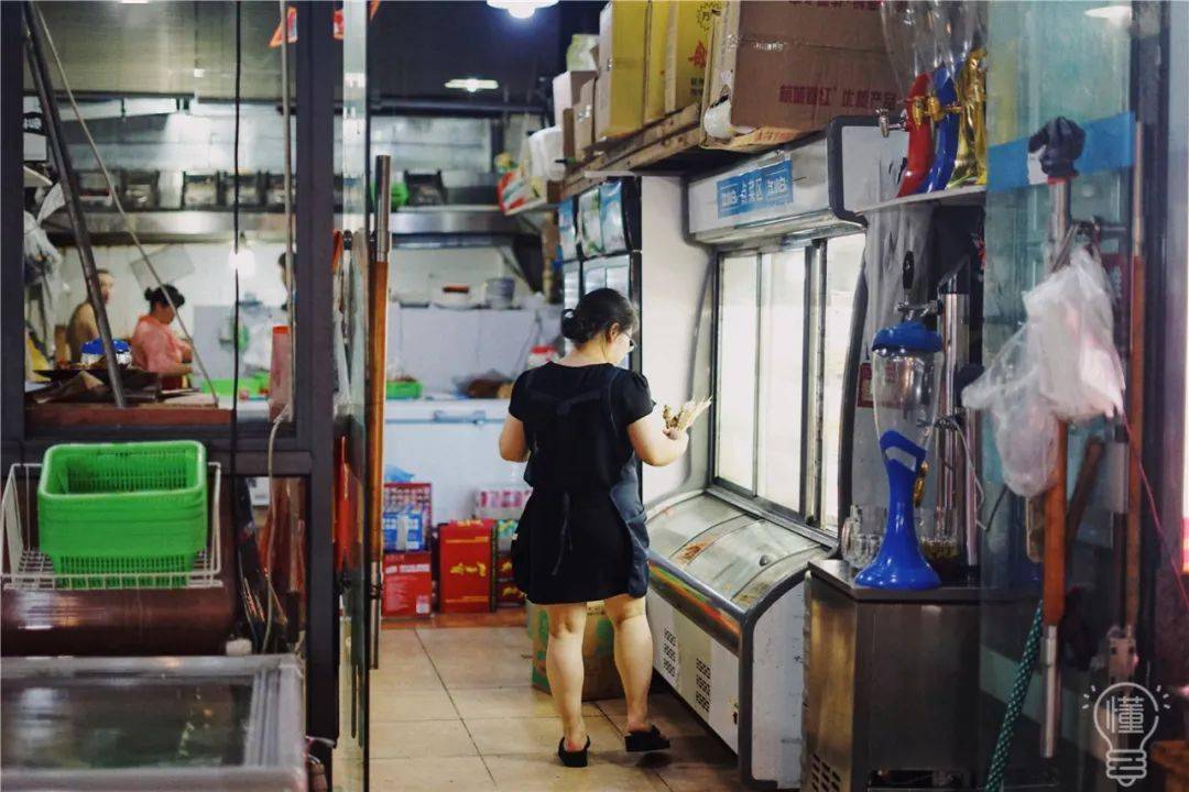 烧烤|才有夏天快乐味道！挤满人的“堕落街”夜排档