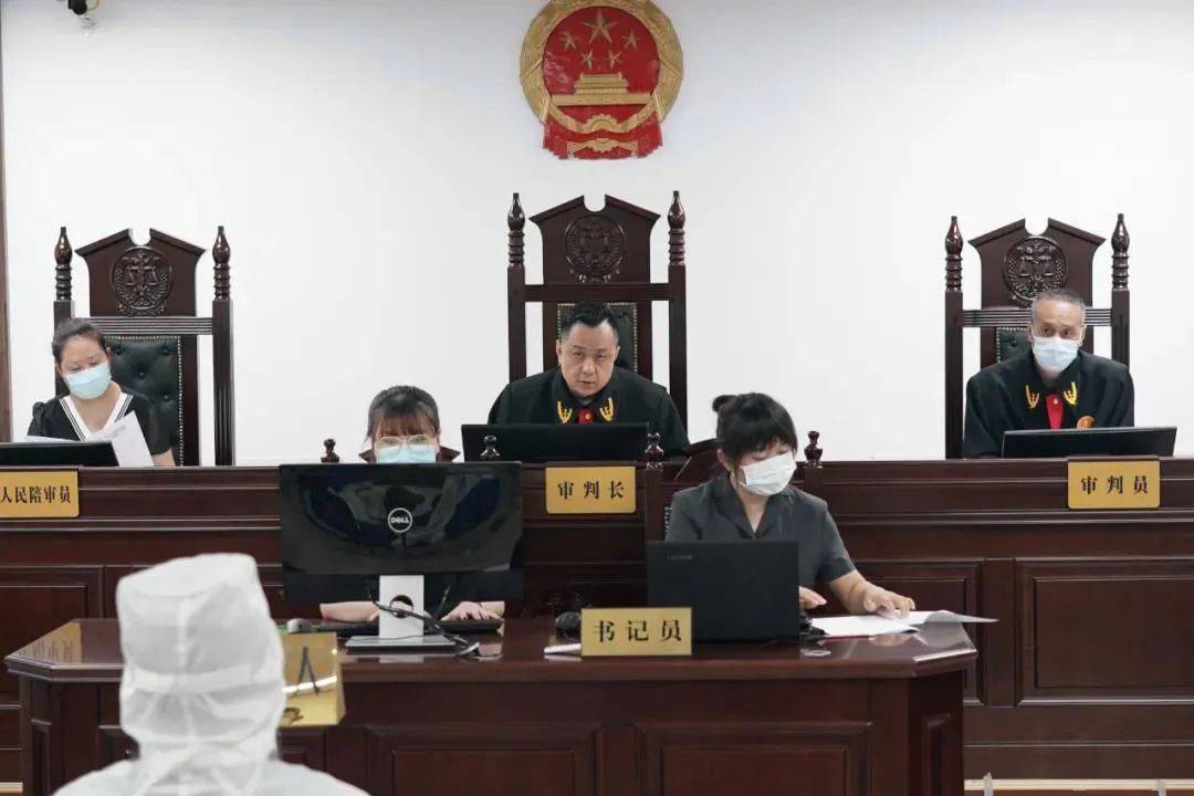 莲湖区|在西安城西客运站收“保护费”，公职人员充当“保护伞”，宣判！