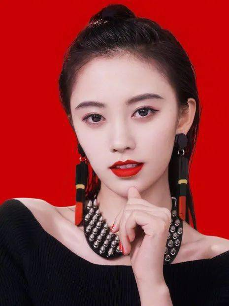 垫肩|四千年一见美女鞠婧祎的“小心机”，也太会了吧！！！