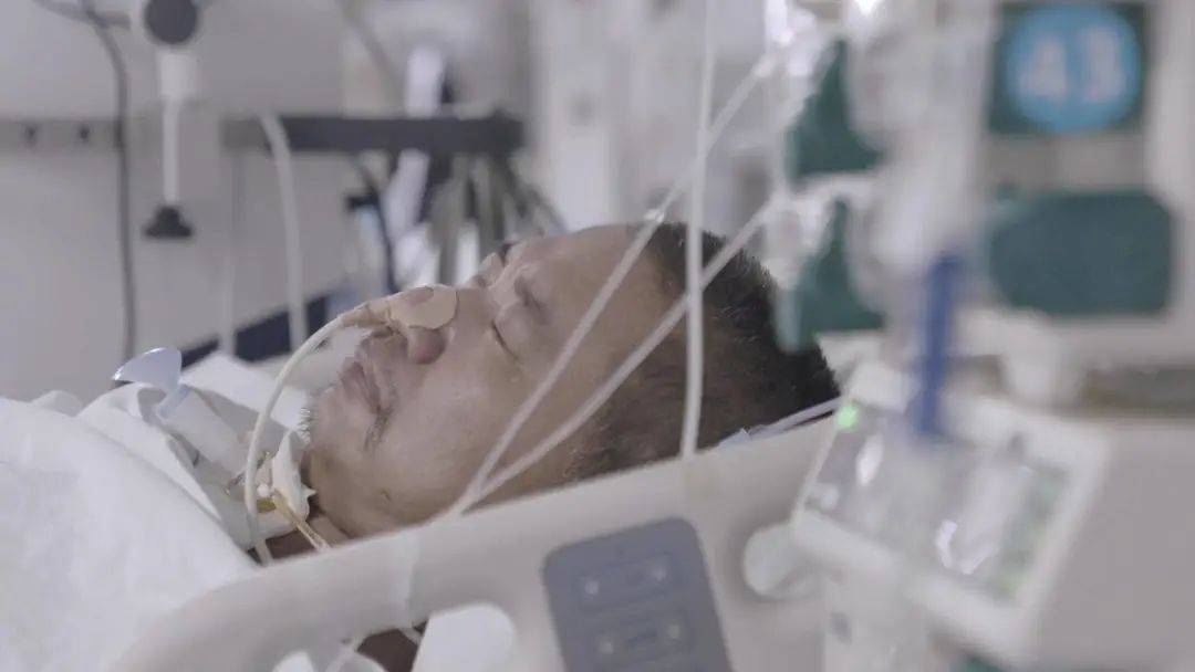 武汉|纪录片 | “蓝盒子”之外，武汉的ICU里还有红黄白