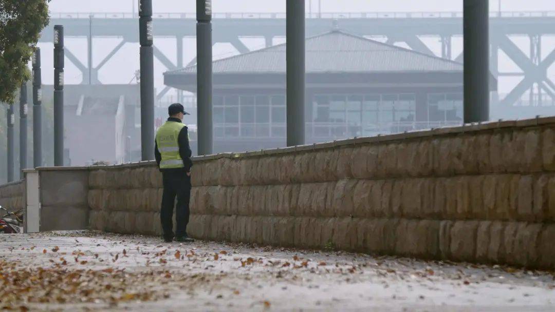 武汉|纪录片 | “蓝盒子”之外，武汉的ICU里还有红黄白