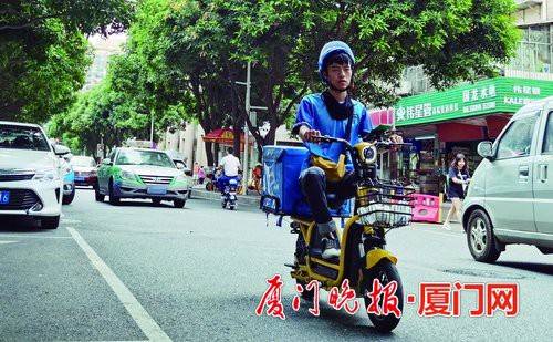 张荣懿|00后大学生 顶着烈日送外卖