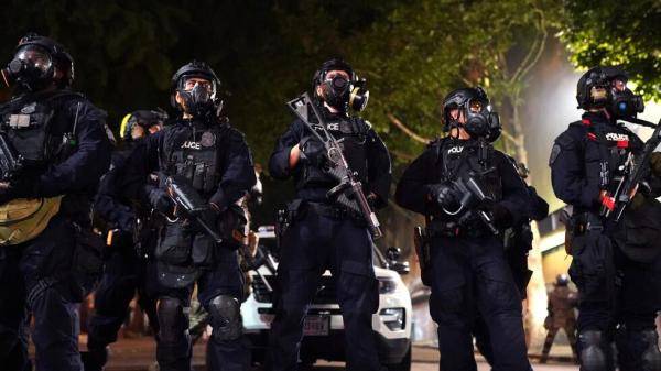 示威者|特朗普再向波特兰发警告:除非没暴力示威者,否则联邦特工不撤!