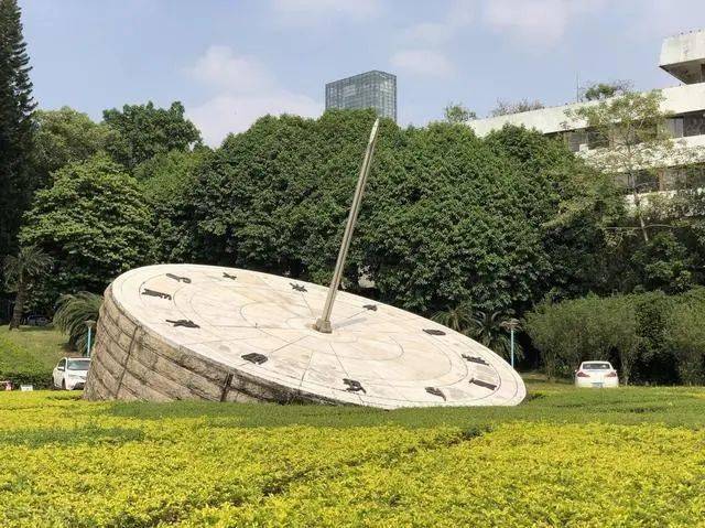 大学|录取分数很高，就业不比211大学差深圳这两所“双非”大学