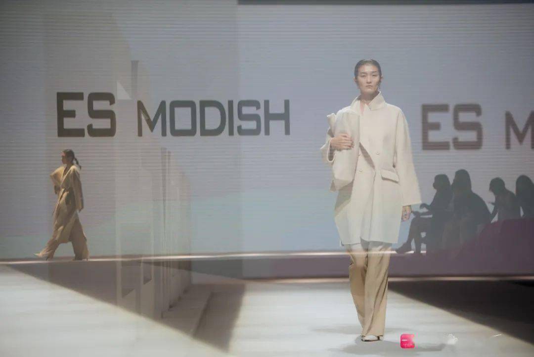 流转|ES MODISH 品牌专场秀 | 一手 · SUN IN SKY国际时尚周(暨SUN IN SKY第七届发布周)