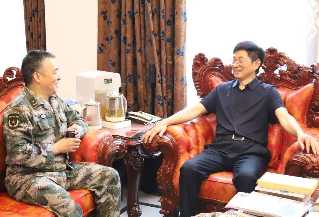 上海警备区周夕根副政委来所慰问新进所安置的部分老干部,向他们送上