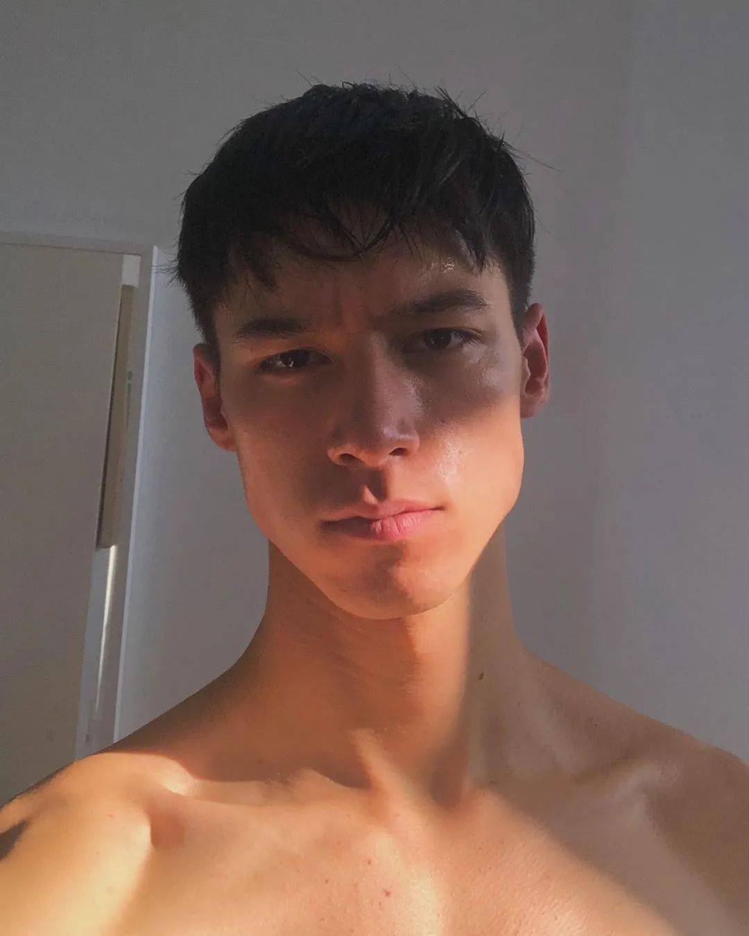 亚裔|时尚圈又迎来热门亚裔男模新人，完美到无需任何修饰