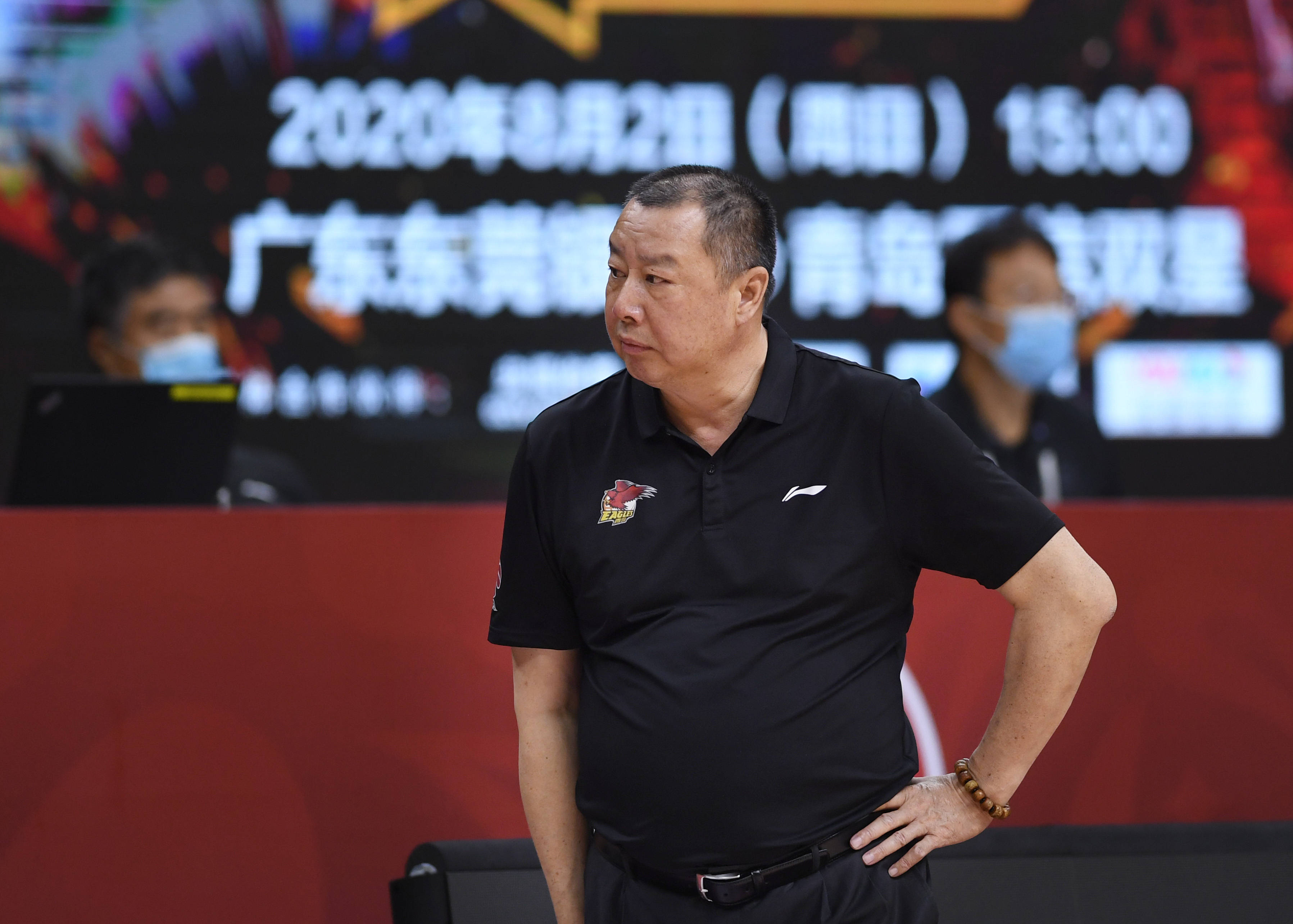 8月2日,青岛国信双星队主教练吴庆龙在场边观战.