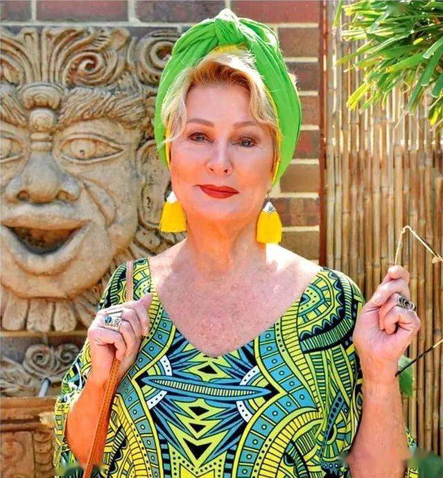 围巾|围巾绑头上是种什么时尚？60多岁老太太教这个居然有四十多万粉丝