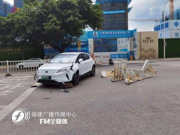 突发|突发！福州一小车撞倒电动车后冲破护栏，骑手受伤
