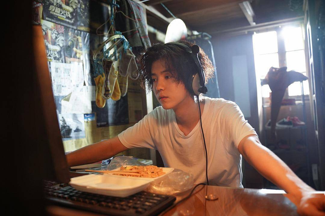 鹿晗刚|《穿越火线》鹿晗刚拍时需提醒抖腿，拍到后面戏外都很肖枫