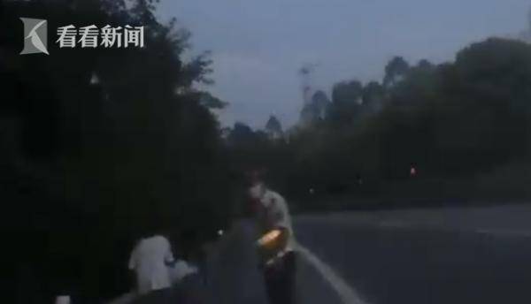 高速公路|女子计划徒步上千公里 却将婴儿车推上高速...
