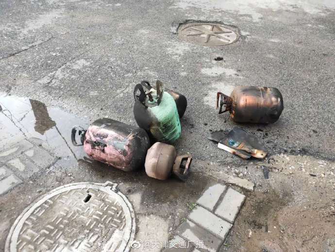 车辆|天津 一面包车起火，车损严重