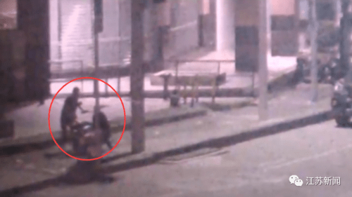 嫌疑人|南宁一男子街头艰难推车，民警帮忙，结果很意外