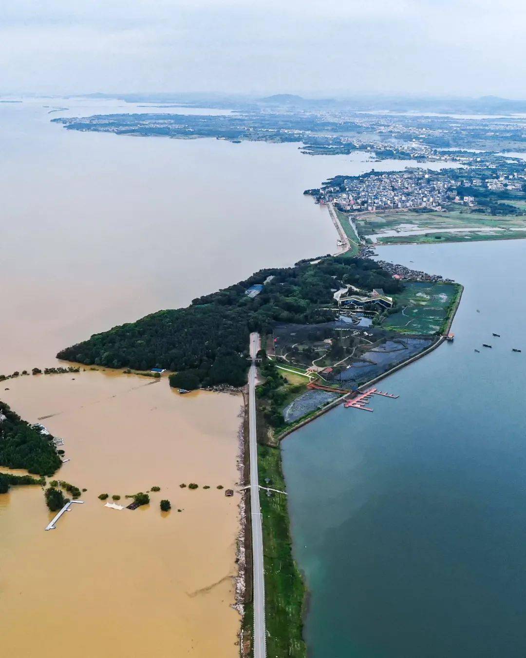 (江西省鄱阳县的珠湖联圩,左侧鄱阳湖水高涨,右侧珠湖由于圩堤保护