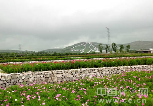 矿坑|【幸福花开新边疆】废弃矿坑变身度假区 好山好水带来好生活