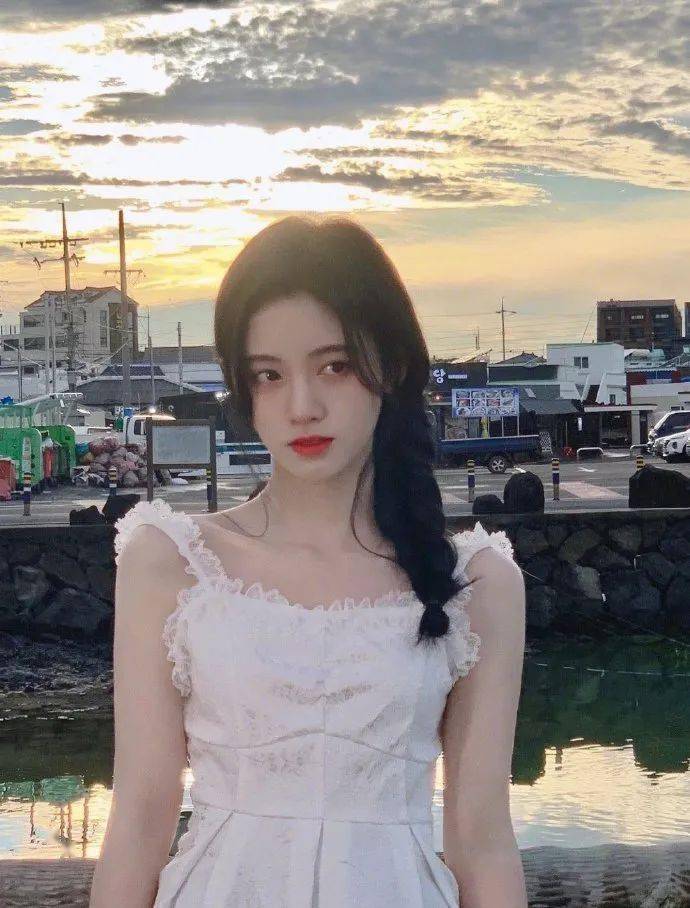 眼影|新趋势的“好感妆”怎么画？Jennie：我来教你！