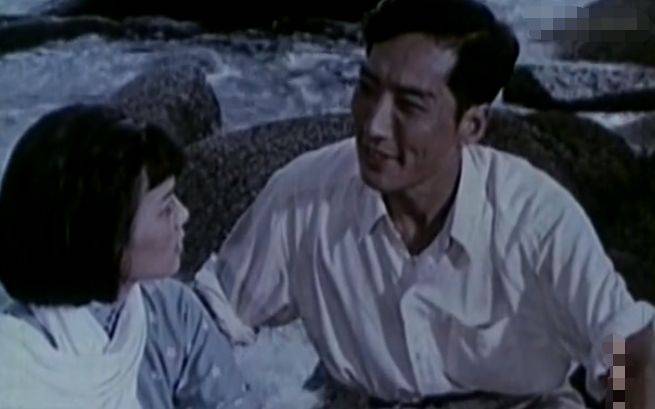 在1959年的电影《青春之歌》开头,于是之饰演的余永泽对着谢芳饰演的