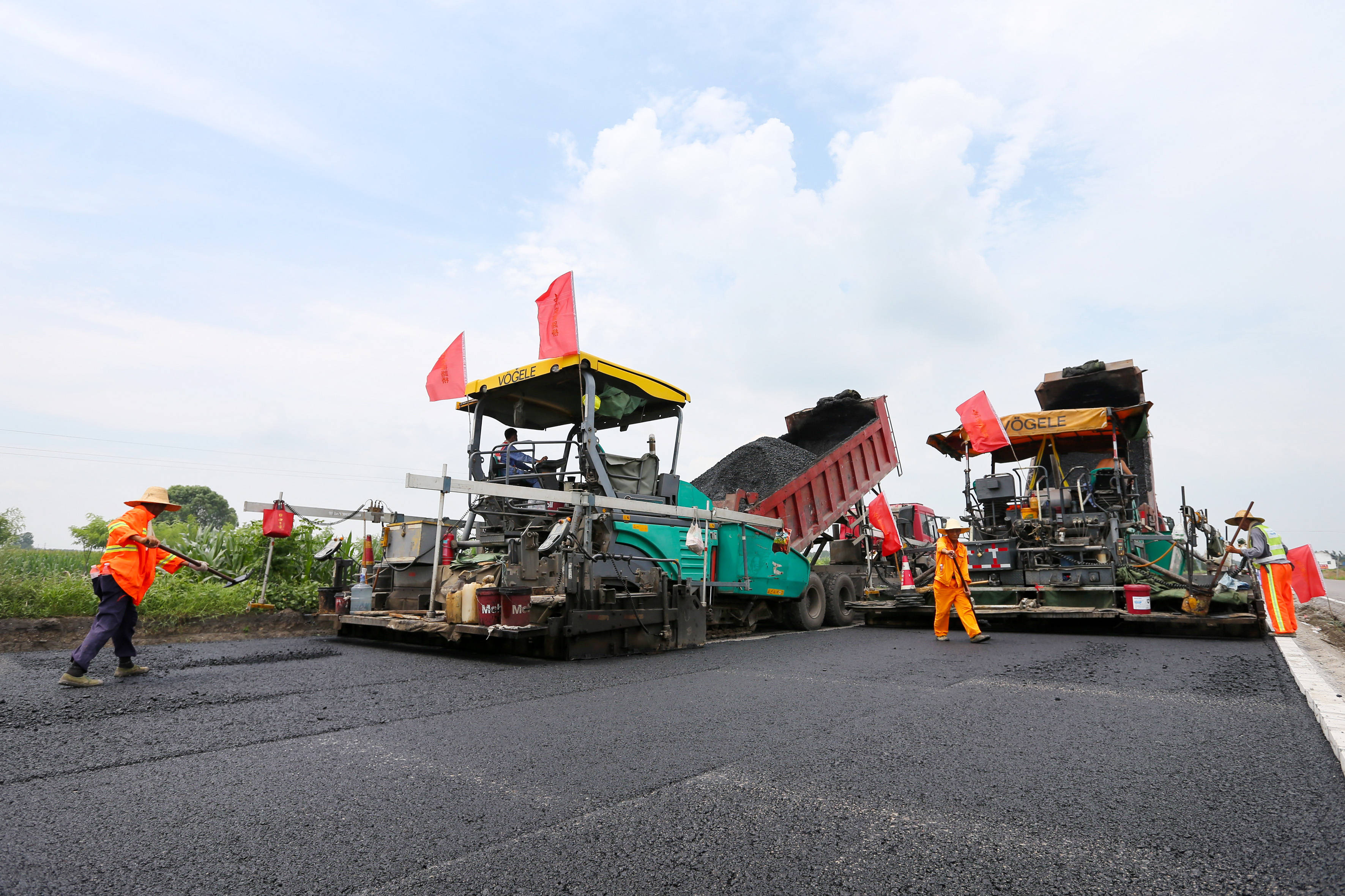 安徽淮北:修路工人坚守岗位施工忙