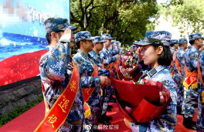 海军|再敬一个军礼！海军28名退役军官告别军旗