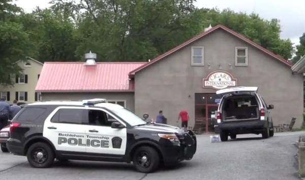 男子|美国男子死活不戴口罩 拿AK-47和7名警察火拼