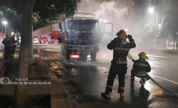 事故|惊险！行驶中起火货车变“火车”消防三面夹击火势