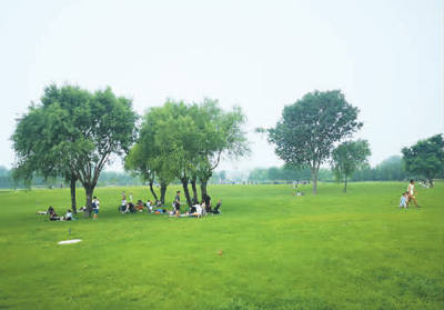 游客在北京西湖园公园中休闲.