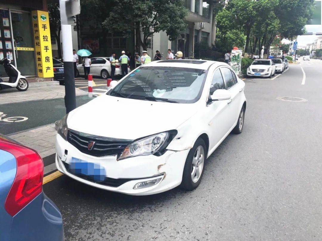 熊孩子|惊险！平阳一2岁小孩“开车”出事，妈妈却在…