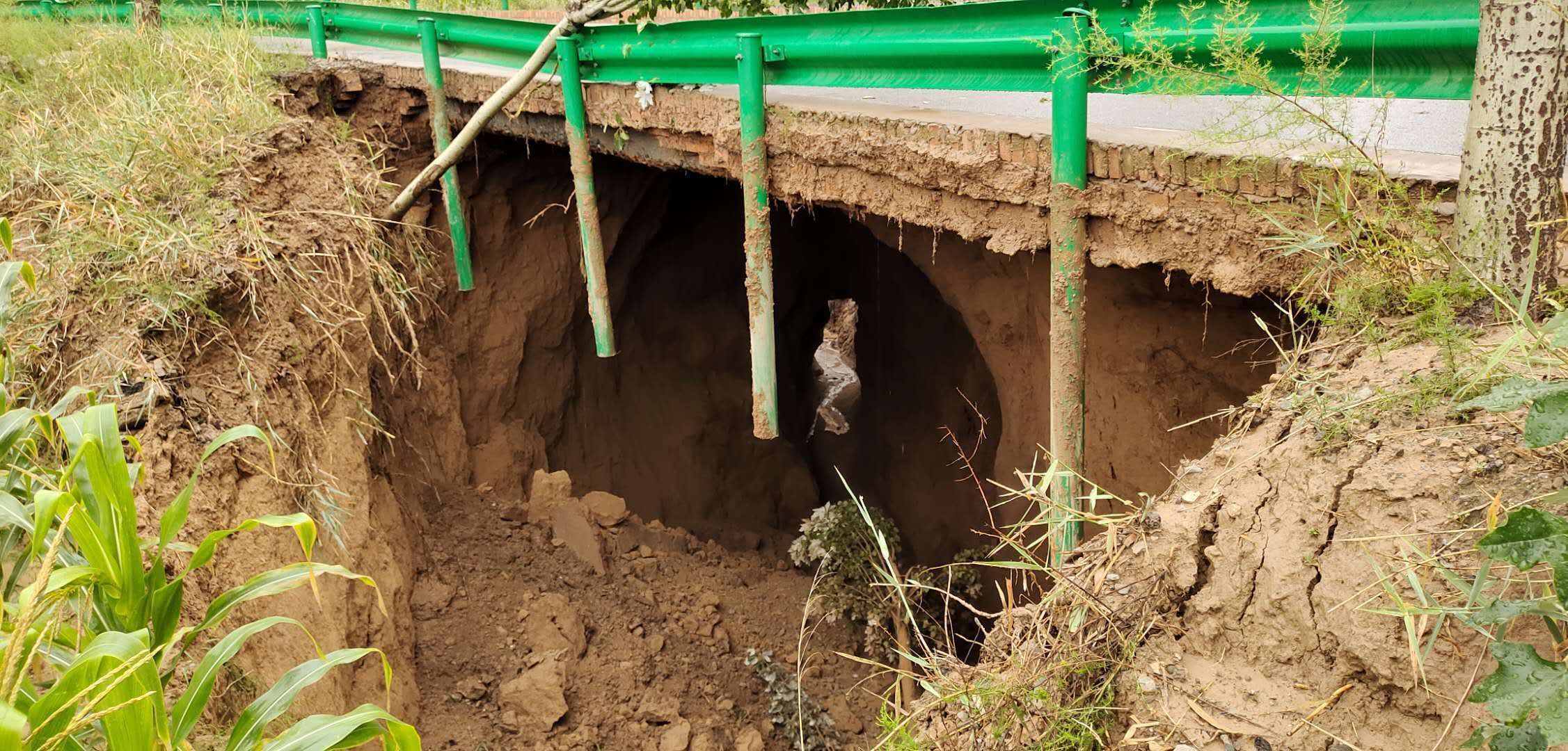 山石|山石塌方、路面悬空……强降雨致陕西沿黄公路出现多处险情