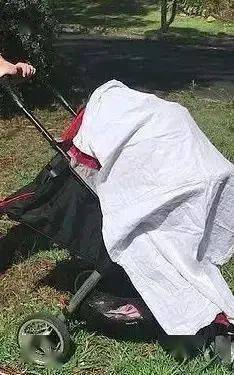 危车|婴儿车秒变「危车」！推婴儿车时的这个动作，差点害死宝宝！一个举动