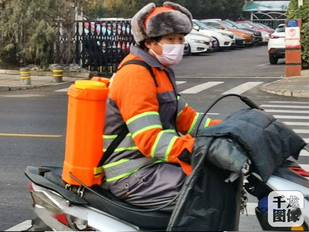 区域|京彩｜西直门，消杀人员匆忙的身影